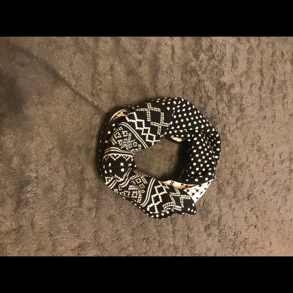 Black and white Polka dotted infinity scarf 🧣